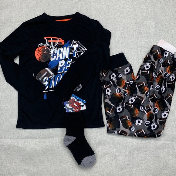 SLEEP ON IT Big Boys Sport Print 2 Piece Pajama Set with Cozy Socks Size S(6/7) - Picture 1 of 12